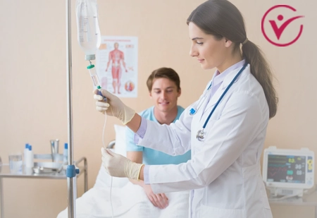 Врач делает капельницу